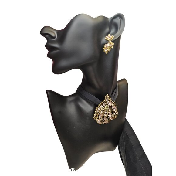 Jewelry - Vintage Gold-Tone‎ Rhinestone Brooch & Clip-On Earrings Set